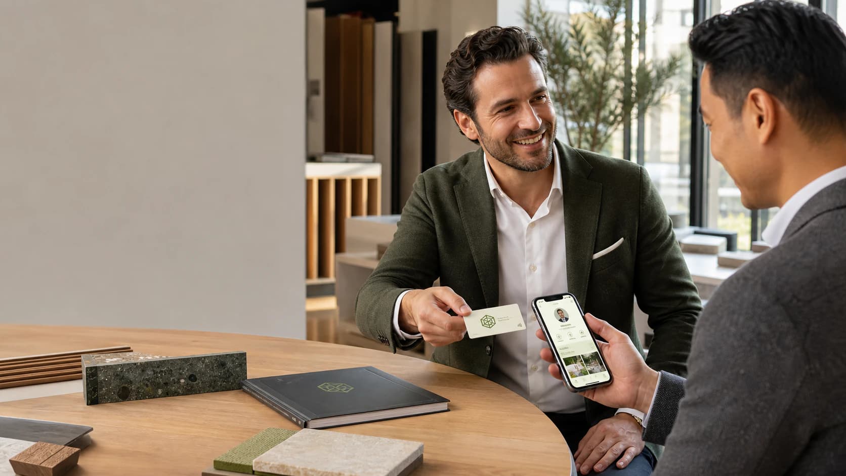 Fotografia originale di Contattami.biz: un professionista condivide la card NFC e il cliente apre il mini-sito sul telefono