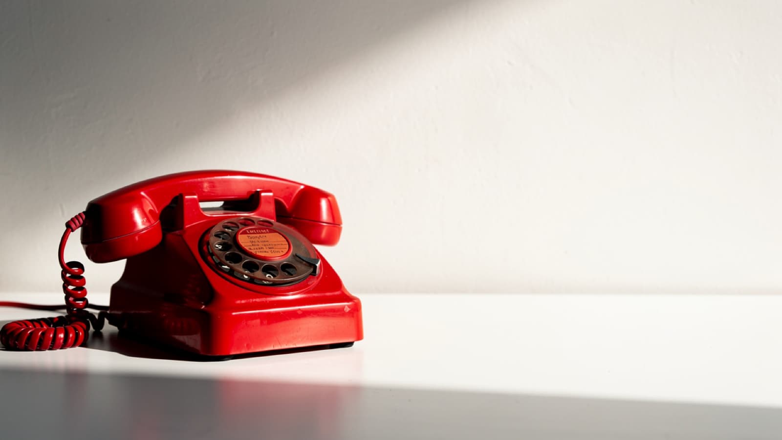 Telefono rosso — il sistema che trova clienti in automatico