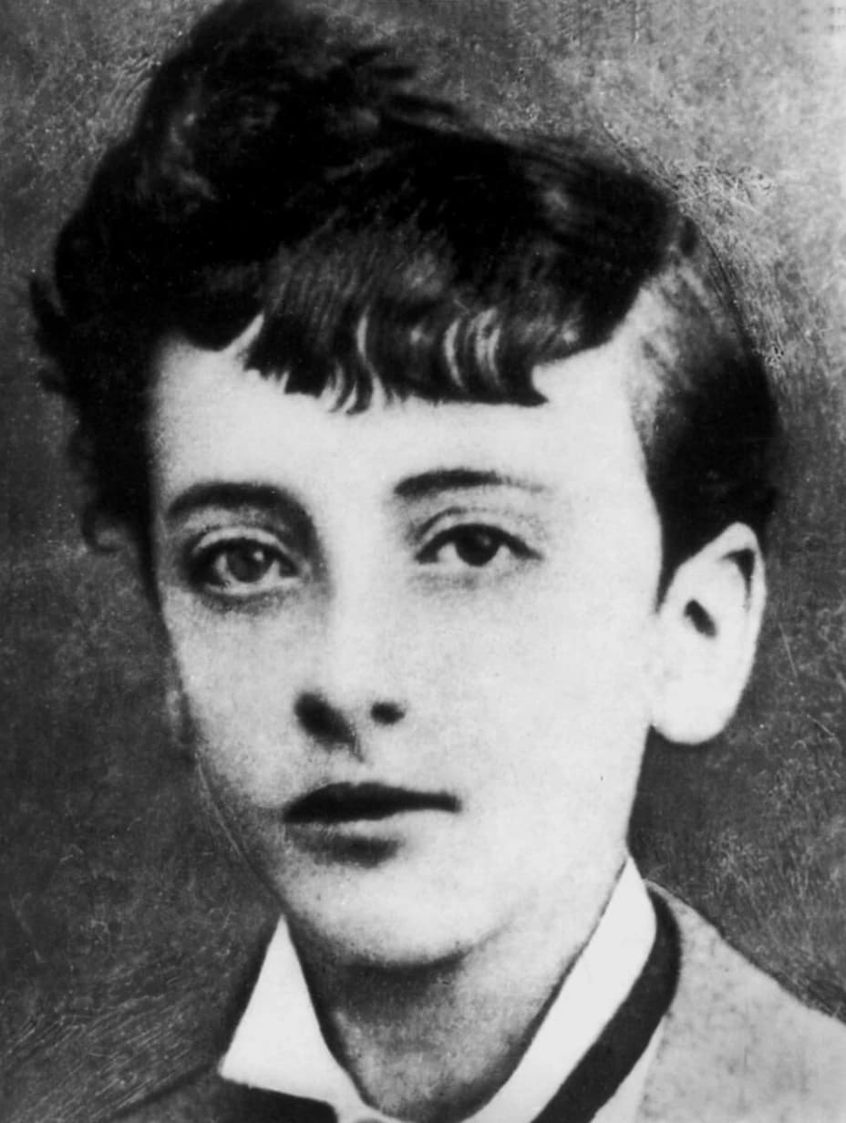 Ritratto in bianco e nero del giovane D’Annunzio usato come riferimento del volto