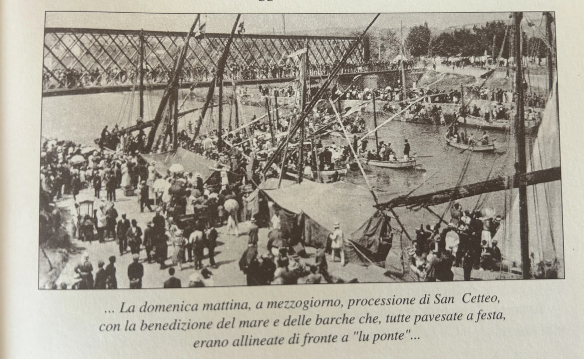 Fotografia d’epoca della folla al porto di Pescara, con barche e ponte in ferro sullo sfondo