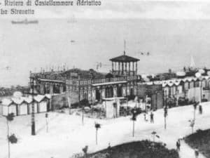Cartolina in bianco e nero della Sirenetta sulla riviera di Castellammare Adriatico