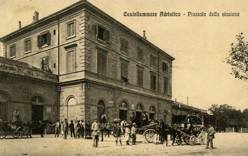 Cartolina della piazza della stazione di Castellammare Adriatico con l’edificio d’angolo