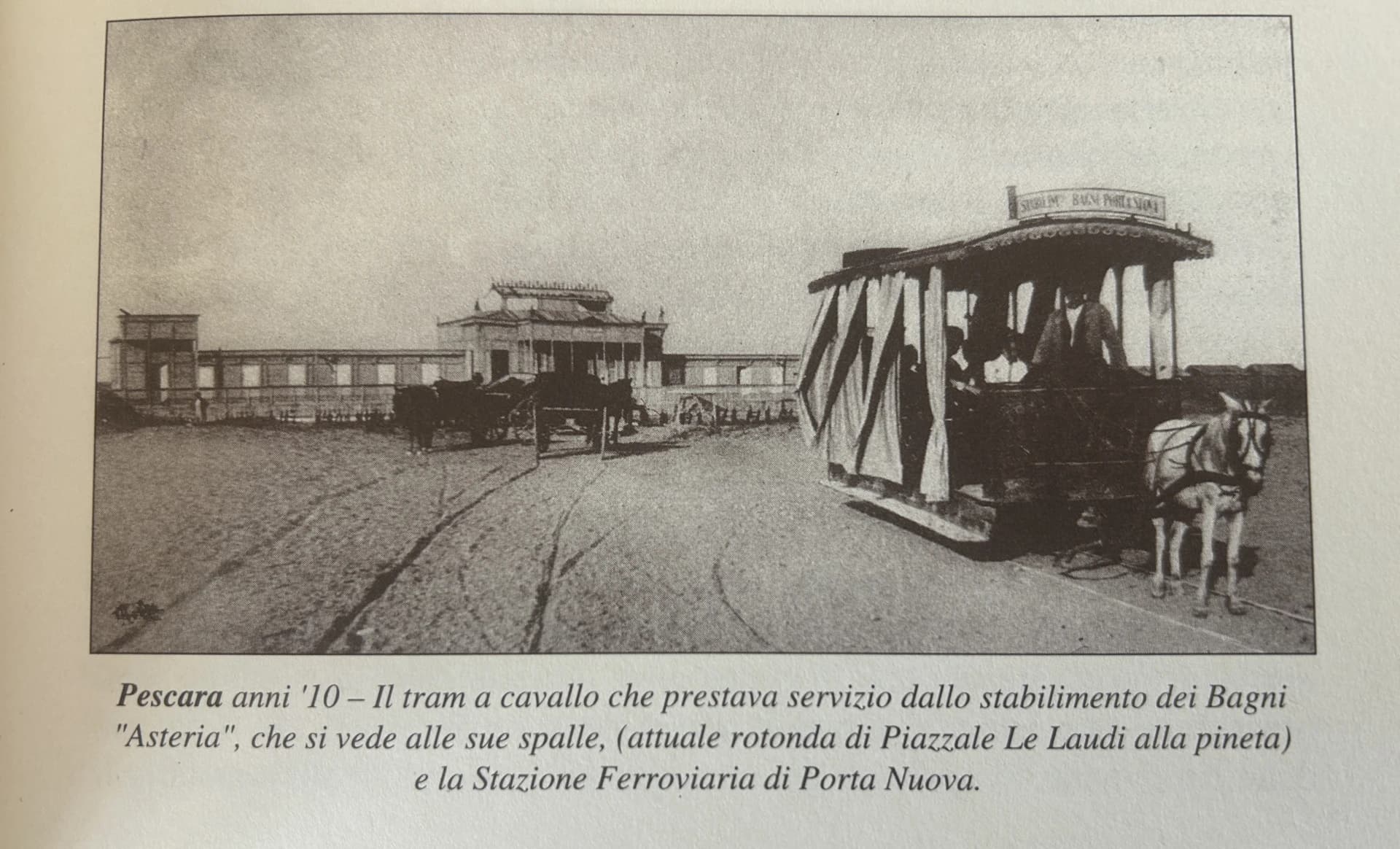 Riferimento fotografico del tram a cavalli davanti allo stabilimento dei bagni, riprodotto su una pagina dell’archivio