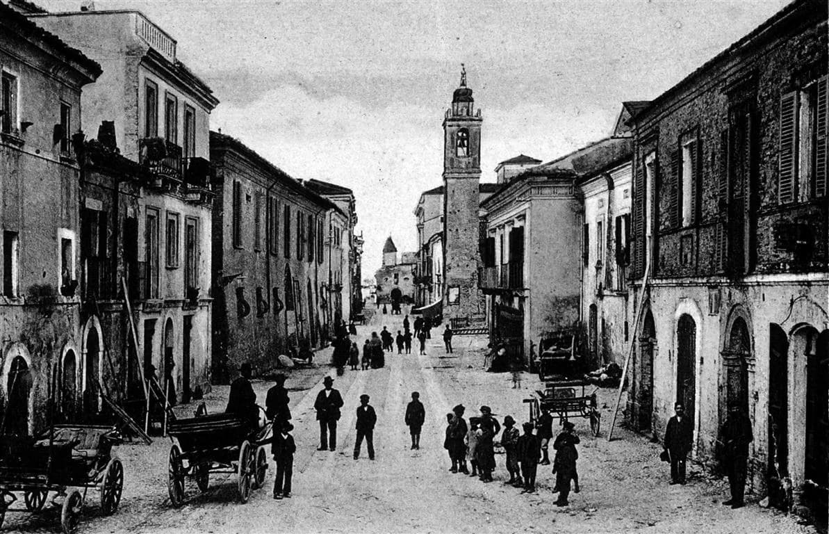 Fotografia in bianco e nero di via D’Annunzio a Pescara, con il campanile sul fondo