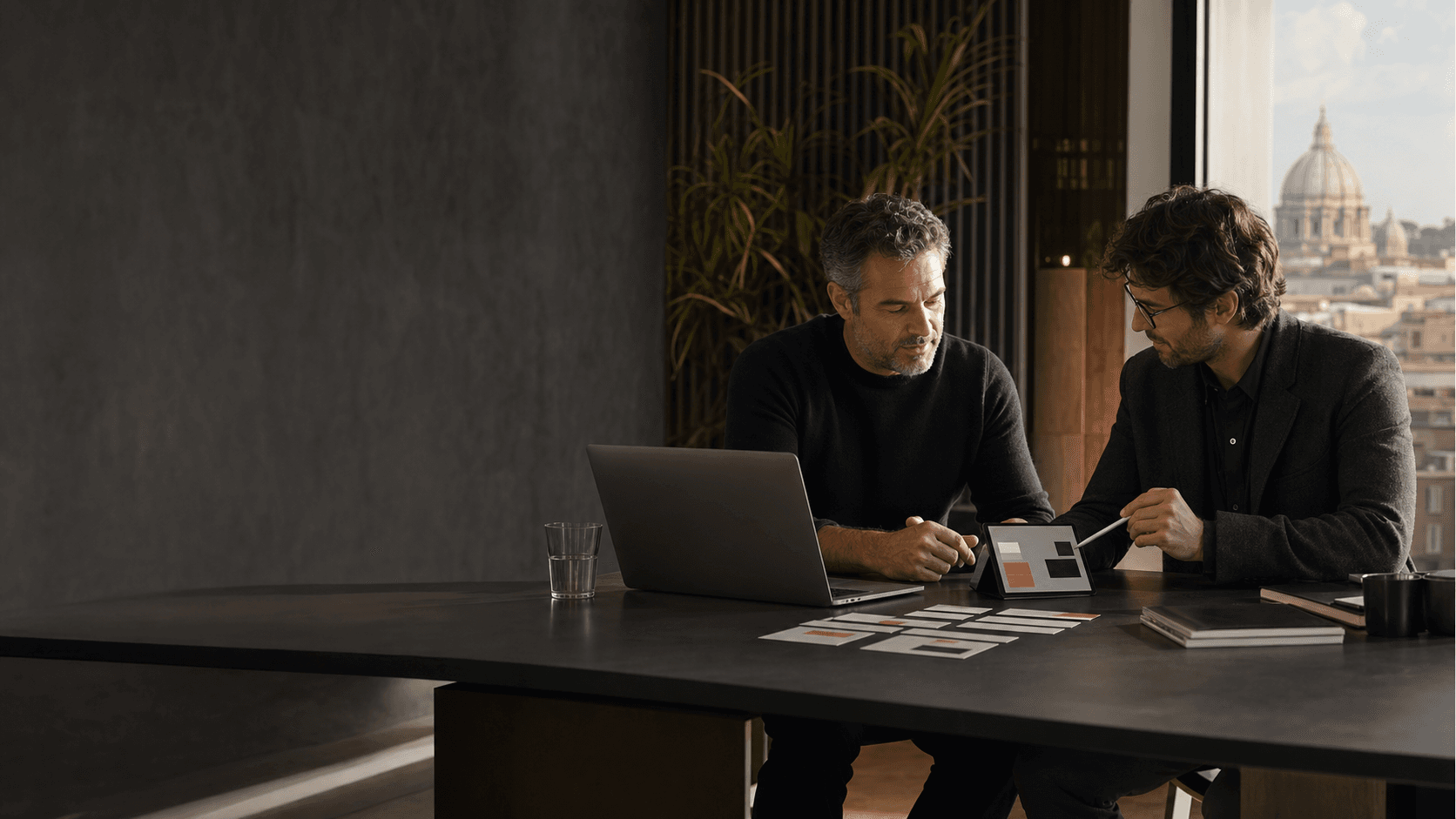 Consulente e imprenditore analizzano insieme un workflow AI