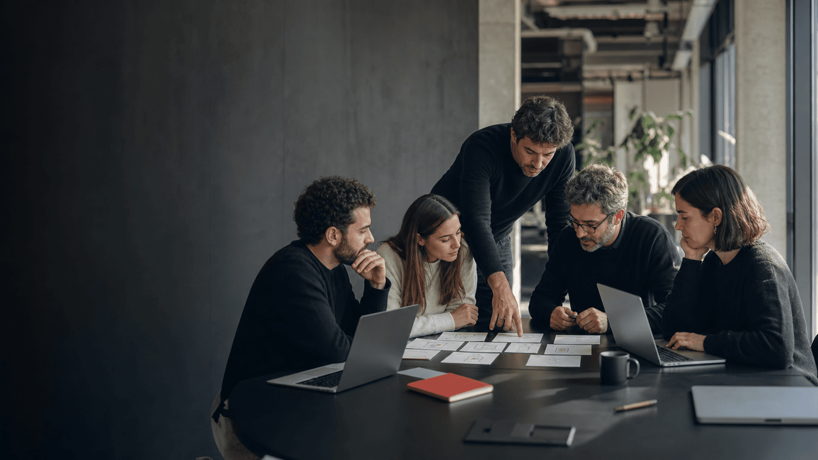 Team aziendale impegnato in un workshop pratico sui processi AI